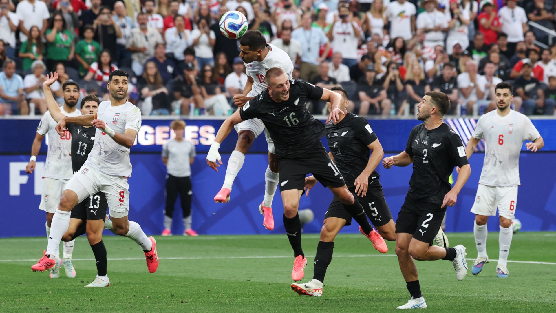 Irán y Nueva Zelanda empatan a dos goles por bando