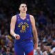Jokic guía victoria de los Nuggets