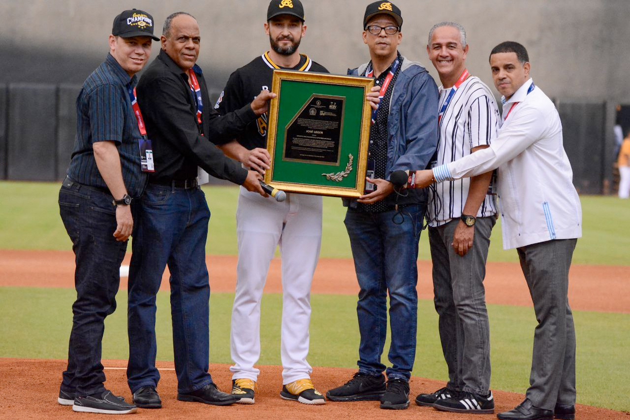 Cronistas deportivos Cibao reconocen a Leger como más ganador en Lidom